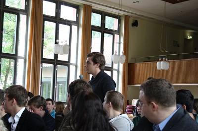 NRW-Umweltminister Remmel diskutiert mit den Schülerinnen und Schülern der Jahrgangsstufe 11 über umweltpolitische Themen.