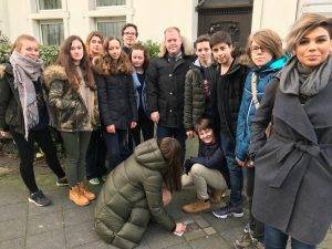 Schülerinnen und Schüler der Jahrgangsstufen 8-Q2 gedenken mit Herrn Holly den Opfern des NS-Regimes im linksrheinischen Düsseldorf.
